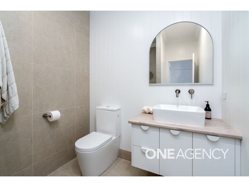 2 LAKESEND PLACE, Lake Albert NSW 2650