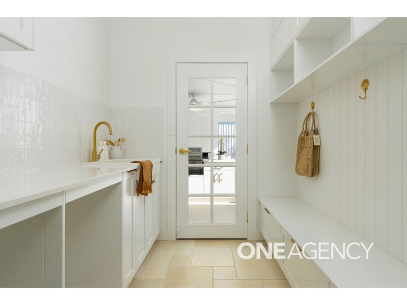 2 LAKESEND PLACE, Lake Albert NSW 2650