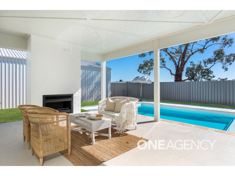 2 LAKESEND PLACE, Lake Albert NSW 2650