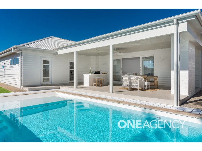 2 LAKESEND PLACE, Lake Albert NSW 2650