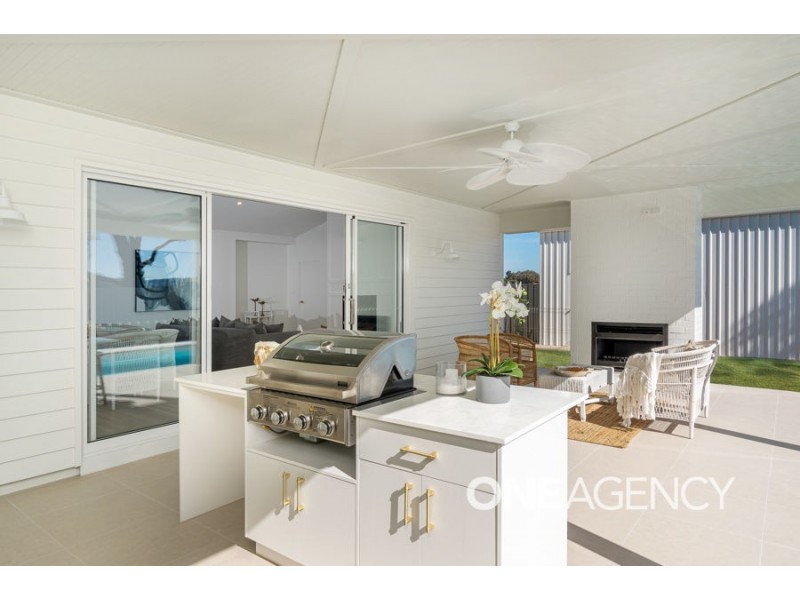 2 LAKESEND PLACE, Lake Albert NSW 2650