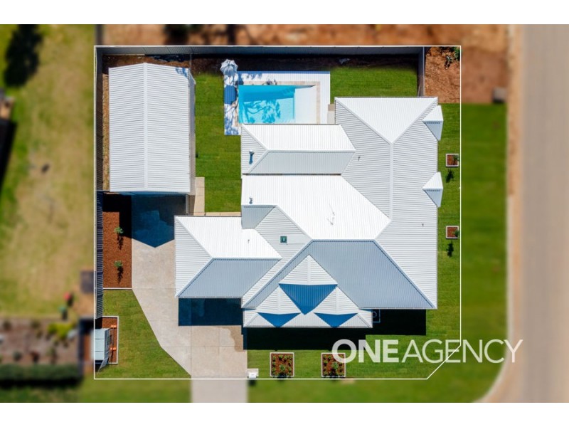 2 LAKESEND PLACE, Lake Albert NSW 2650