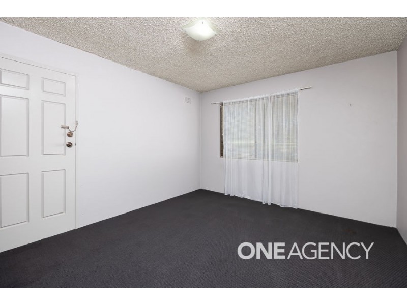 1/9 HENSCHKE AVENUE, Tolland NSW 2650