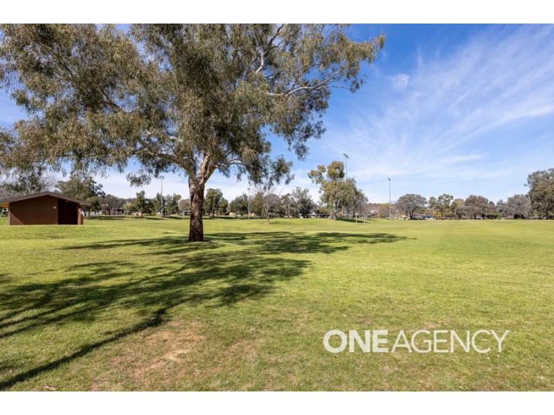 1/9 HENSCHKE AVENUE, Tolland NSW 2650