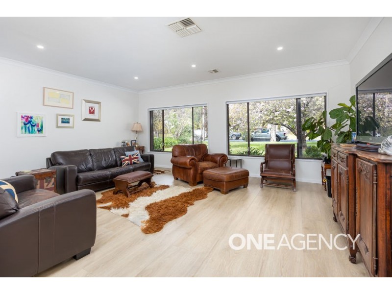 21 NORFOLK AVENUE, Lake Albert NSW 2650