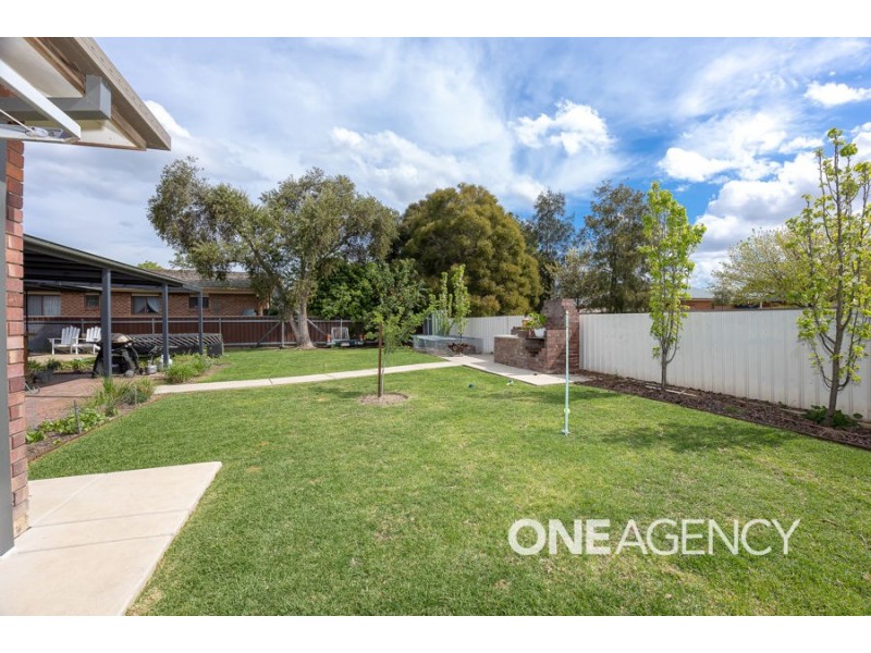 21 NORFOLK AVENUE, Lake Albert NSW 2650