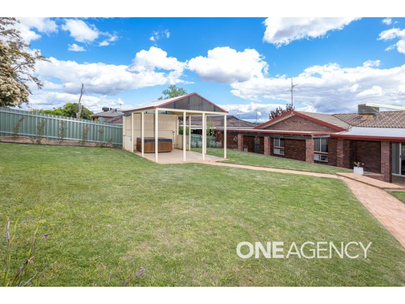 9 AMSTERDAM CRESCENT, Tolland NSW 2650
