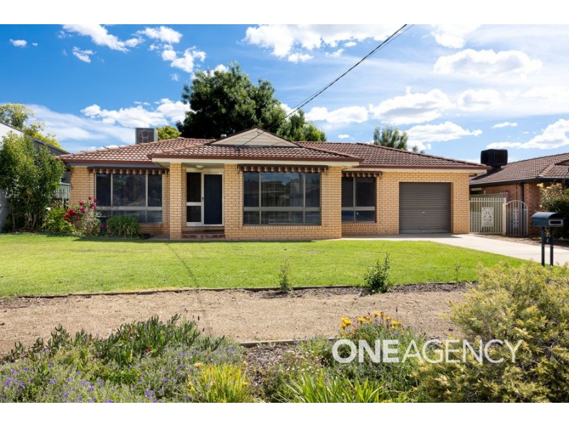 4 GARDENIA AVENUE, Lake Albert NSW 2650