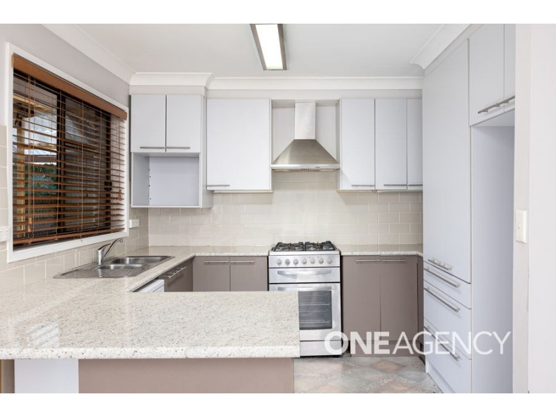 4 GARDENIA AVENUE, Lake Albert NSW 2650