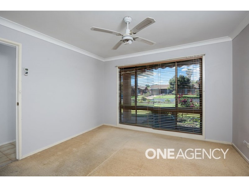 4 GARDENIA AVENUE, Lake Albert NSW 2650