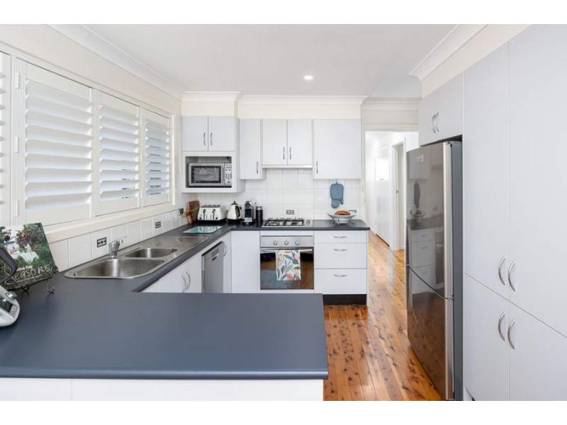 16 FAIRBAIRN CRESCENT, Kooringal NSW 2650