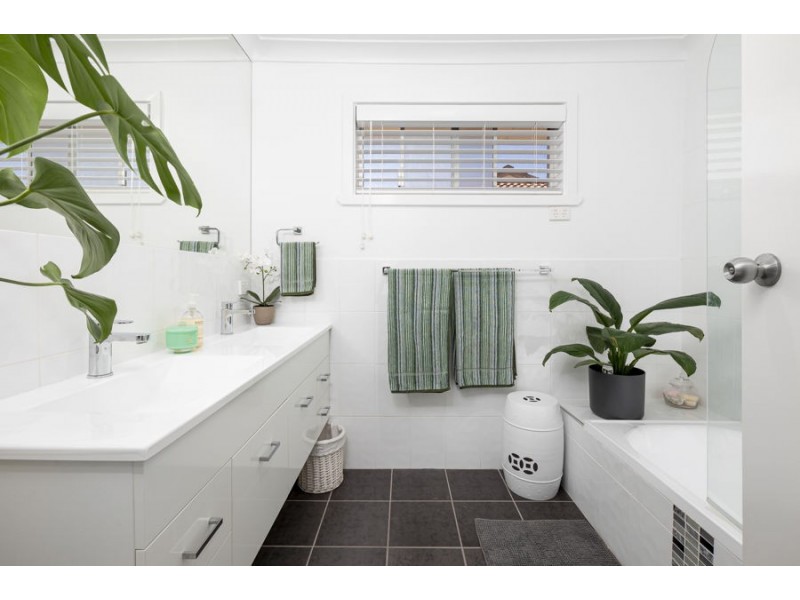 16 FAIRBAIRN CRESCENT, Kooringal NSW 2650