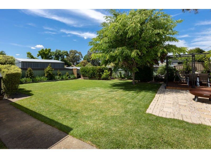 16 FAIRBAIRN CRESCENT, Kooringal NSW 2650