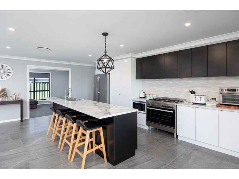 6 BEECH STREET, Forest Hill NSW 2651