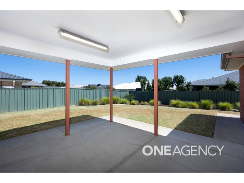 16 QUANDONG PLACE, Forest Hill NSW 2651