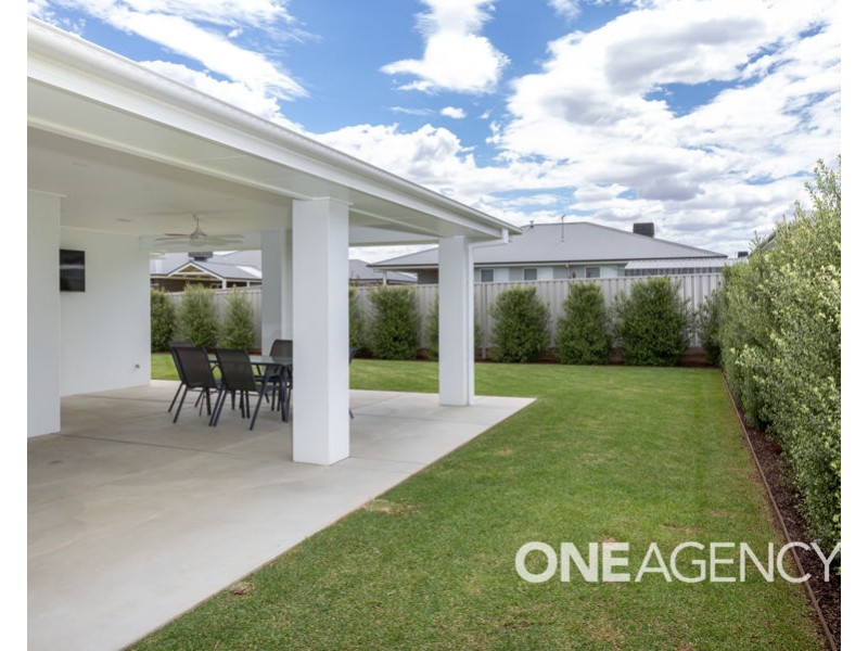 6 WIVEON STREET, Gobbagombalin NSW 2650