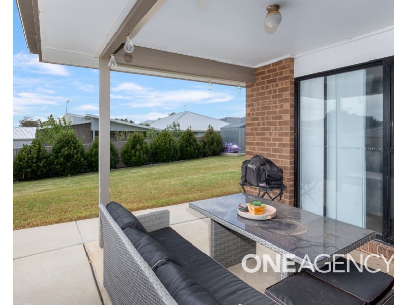 6 DARCY DRIVE, Boorooma NSW 2650