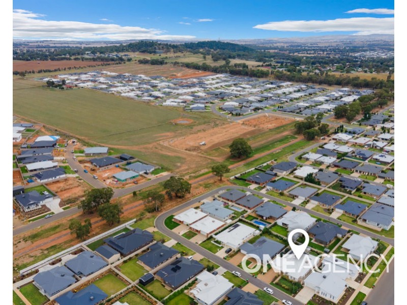 19 JIMBEROO LOOP, Gobbagombalin NSW 2650
