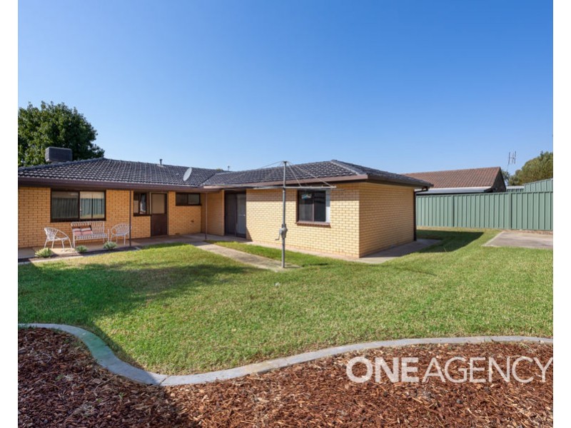 16 PUGSLEY AVENUE, Estella NSW 2650