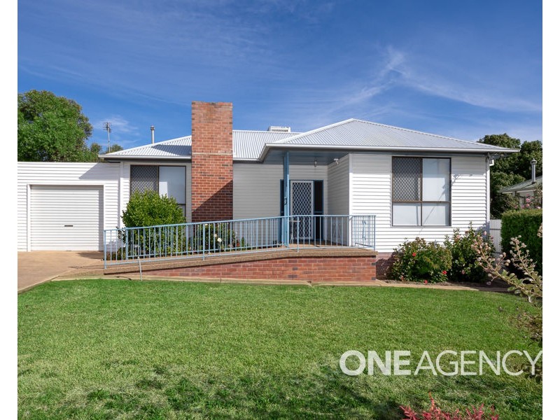 61 PHILLIP AVENUE, Mount Austin NSW 2650