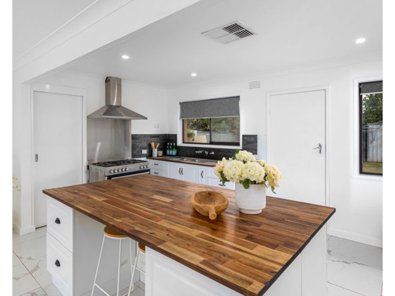 17 LEAVENWORTH DRIVE, Mount Austin NSW 2650