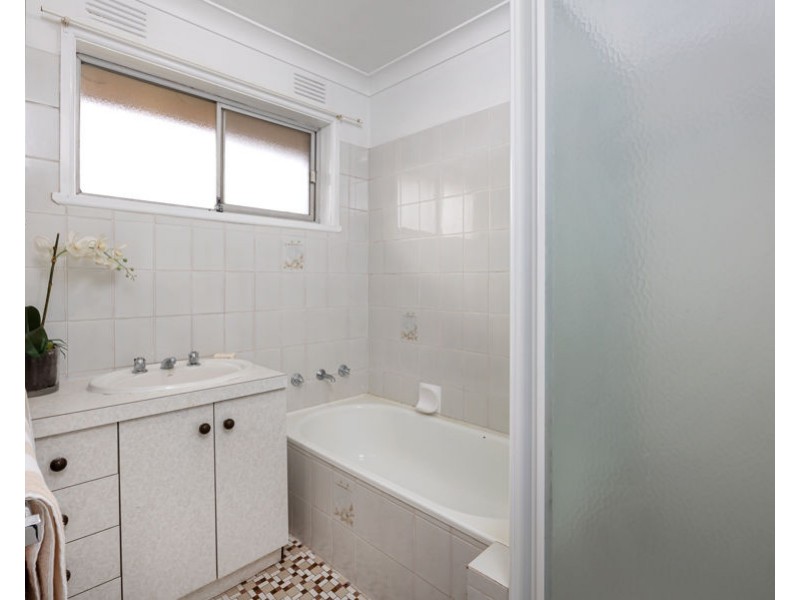 17 LEAVENWORTH DRIVE, Mount Austin NSW 2650