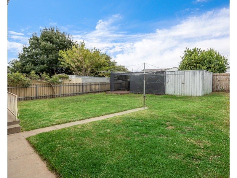 17 LEAVENWORTH DRIVE, Mount Austin NSW 2650