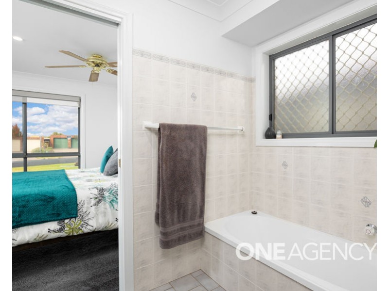 27 KALDARI CRESCENT, Glenfield Park NSW 2650
