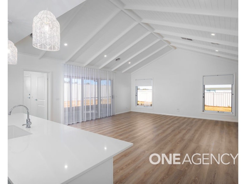 12 BONDI CRESCENT, Gobbagombalin NSW 2650