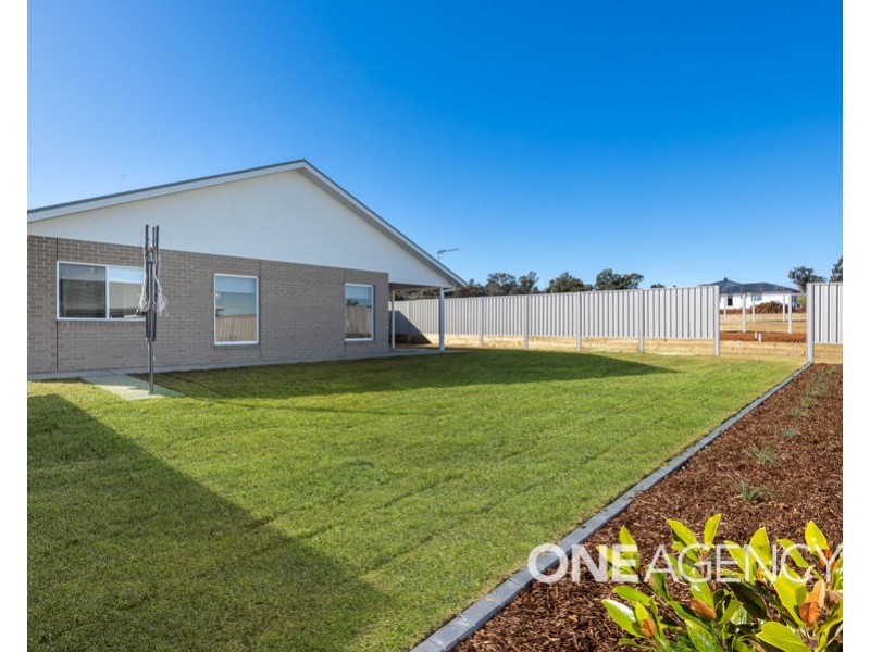 12 BONDI CRESCENT, Gobbagombalin NSW 2650