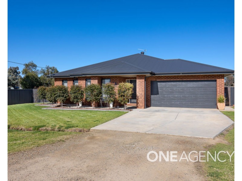 11 BENEDICT AVENUE, San Isidore NSW 2650