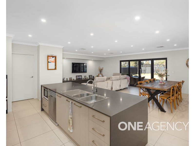 11 BENEDICT AVENUE, San Isidore NSW 2650