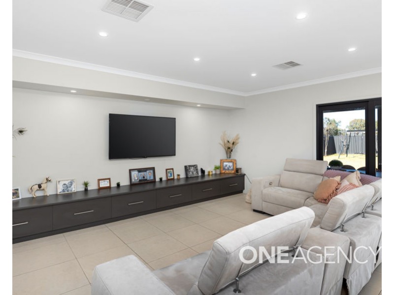 11 BENEDICT AVENUE, San Isidore NSW 2650