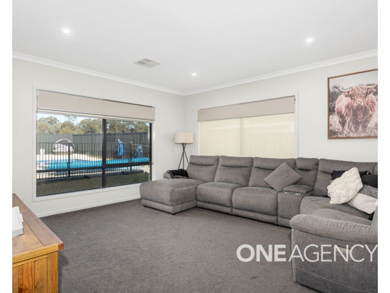 11 BENEDICT AVENUE, San Isidore NSW 2650