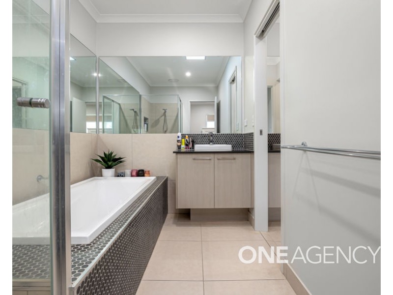 11 BENEDICT AVENUE, San Isidore NSW 2650