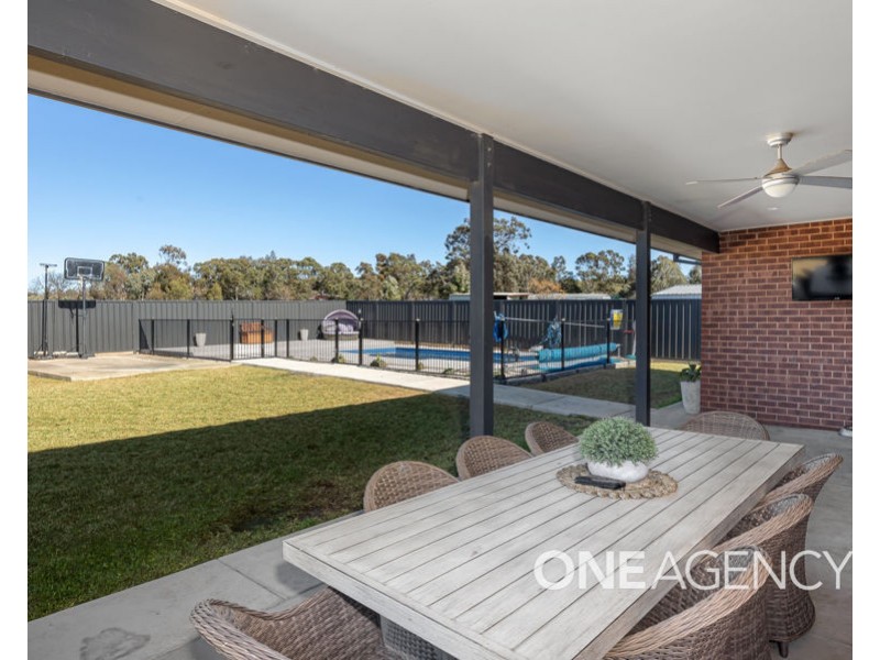 11 BENEDICT AVENUE, San Isidore NSW 2650