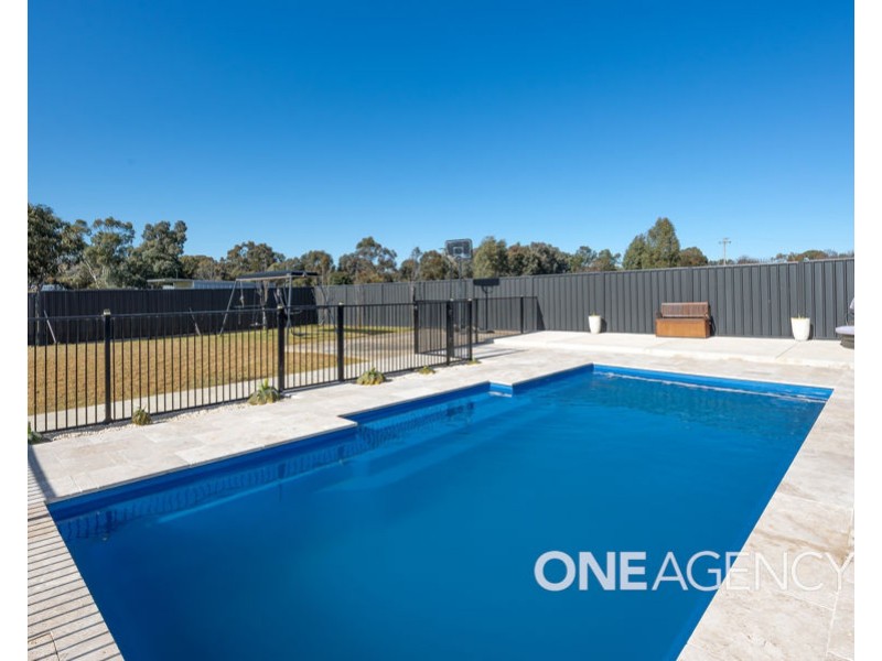 11 BENEDICT AVENUE, San Isidore NSW 2650