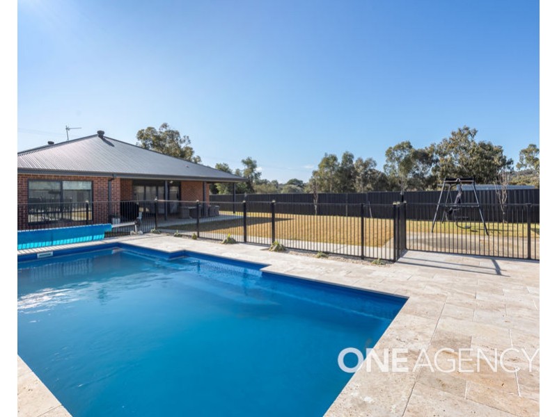 11 BENEDICT AVENUE, San Isidore NSW 2650