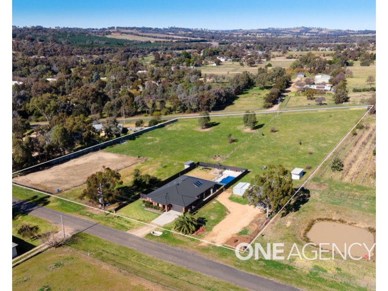 11 BENEDICT AVENUE, San Isidore NSW 2650
