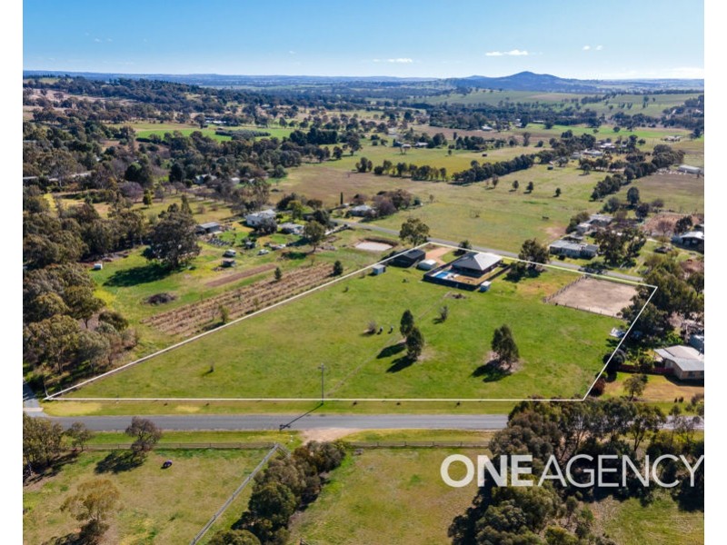 11 BENEDICT AVENUE, San Isidore NSW 2650