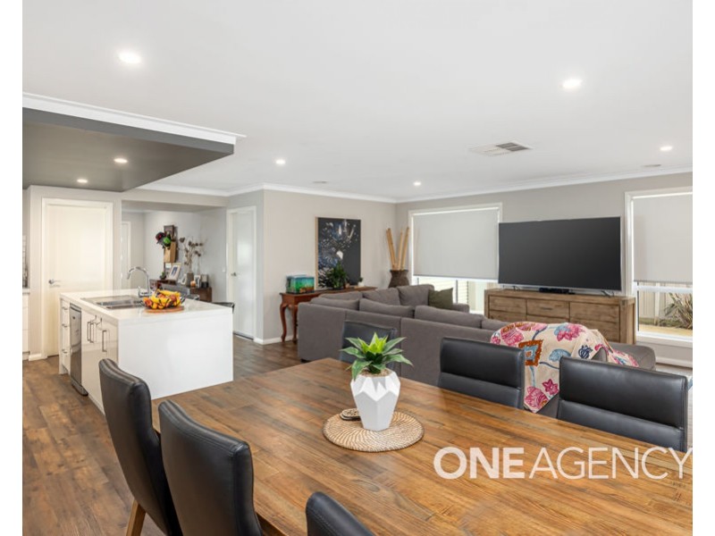 11 CHANG AVENUE, Lloyd NSW 2650