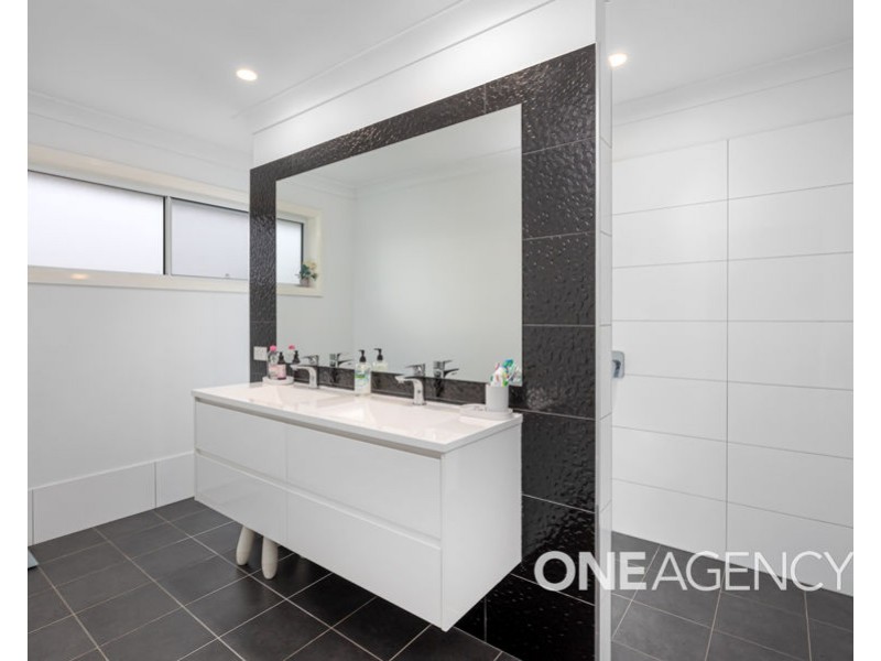 11 CHANG AVENUE, Lloyd NSW 2650