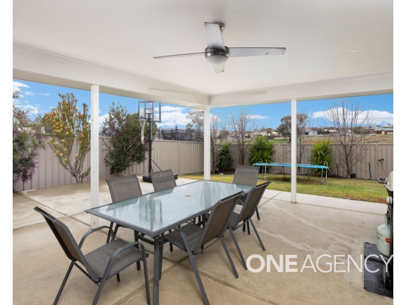 11 CHANG AVENUE, Lloyd NSW 2650