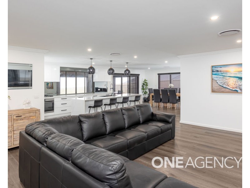 21 KENTUCKY CRESCENT, Gobbagombalin NSW 2650