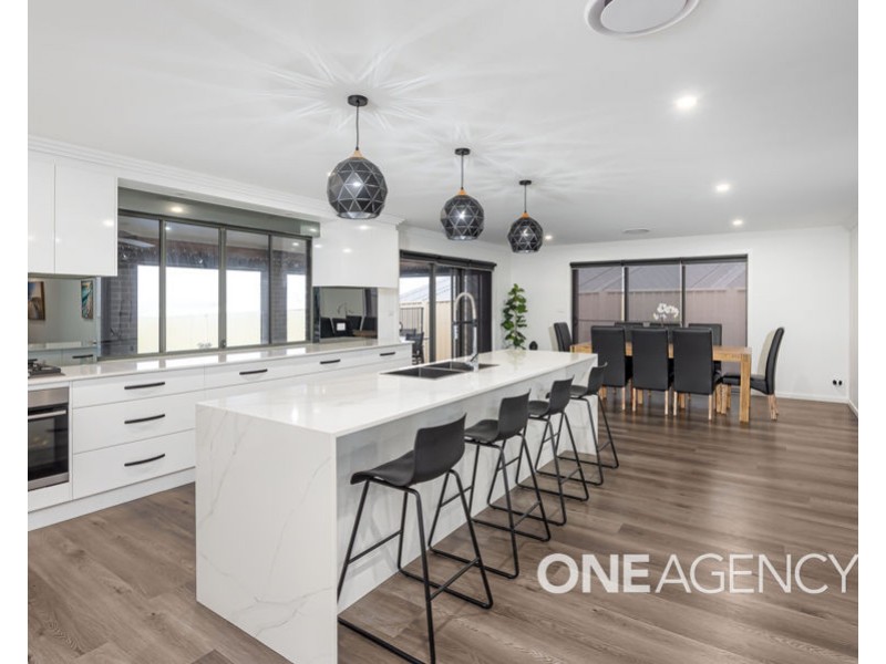 21 KENTUCKY CRESCENT, Gobbagombalin NSW 2650