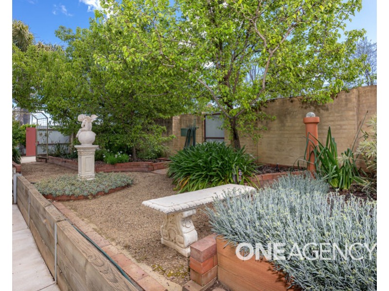 21 PLUMPTON ROAD, Kooringal NSW 2650