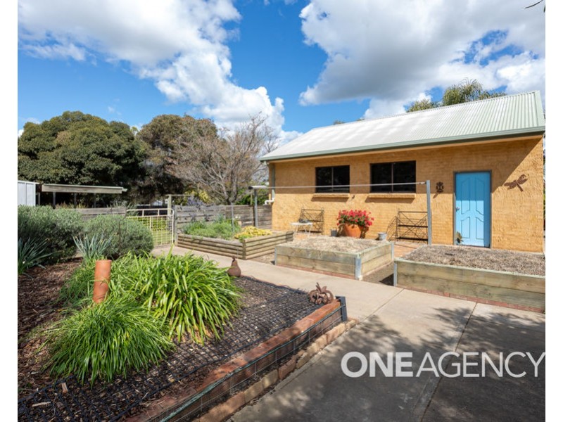 21 PLUMPTON ROAD, Kooringal NSW 2650