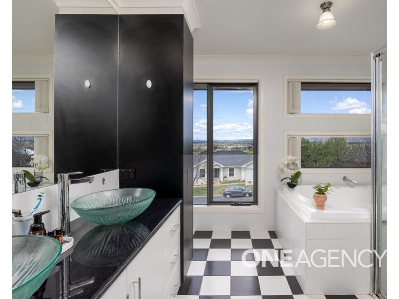 17 ATHERTON CRESCENT, Tatton NSW 2650