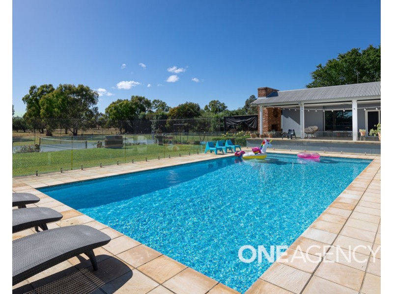 85 PLUMPTON ROAD, Lake Albert NSW 2650