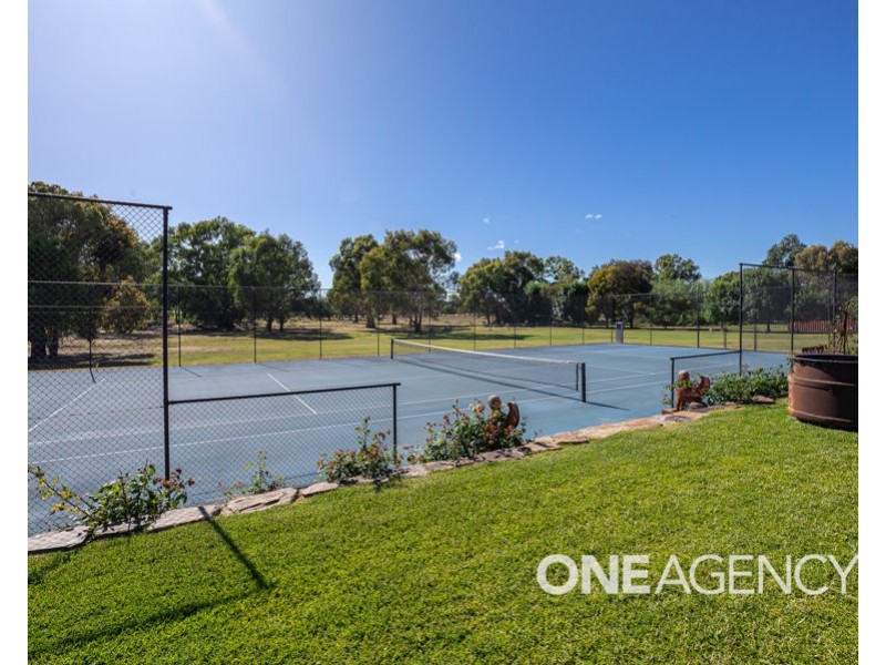 85 PLUMPTON ROAD, Lake Albert NSW 2650